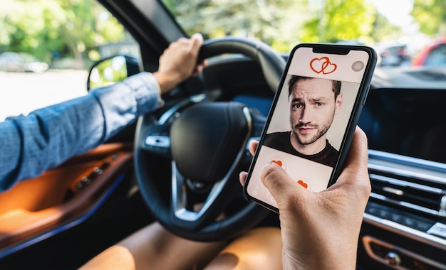 Frau verwendet Dating-App oder Website auf dem Handy-Bildschirm in einem Auto Frau, die Profile auf der Beziehungsseite oder Anwendung wischt und mag Alleinstehende Frau, die Smartphone verwendet, um Liebespartner und Freund zu finden