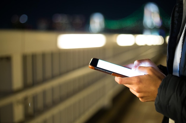 Frau verwendet Smartphone