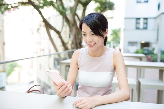 Frau verwendet Smartphone