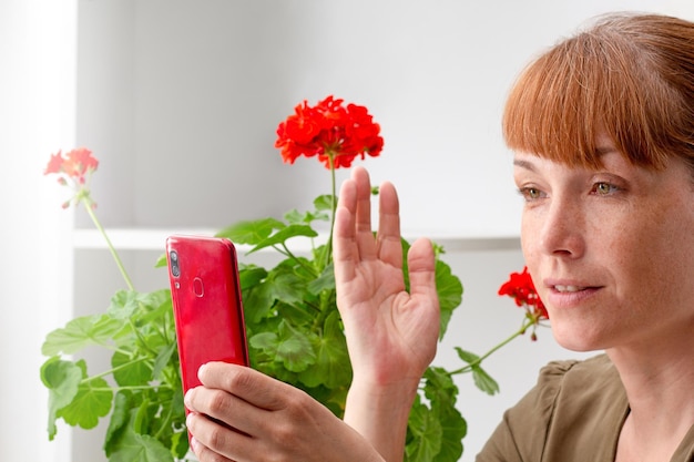 Frau Video-Chat am Telefon