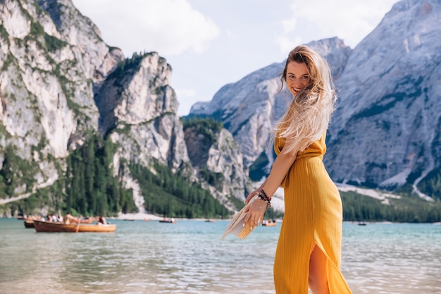 Frau viel Spaß am Lago di Braies