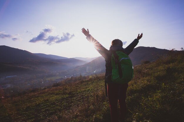 Frau von der Natur inspiriert Der beste Weg, um in einer sich schnell verändernden Welt langsamer zu werden Genießen Sie das Moment-Konzept