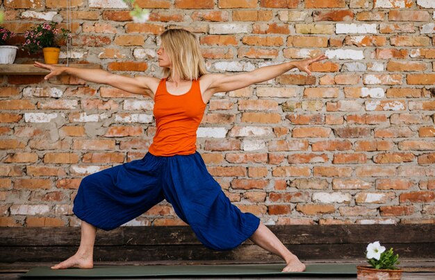 Frau von mittlerem Alter, die Yoga tut