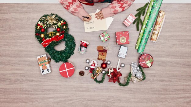 Frau von oben, die sich auf die Weihnachtsfeier vorbereitet