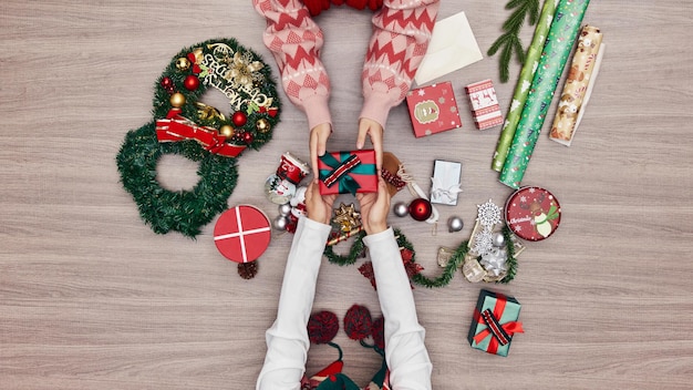 Frau von oben, die sich auf die Weihnachtsfeier vorbereitet