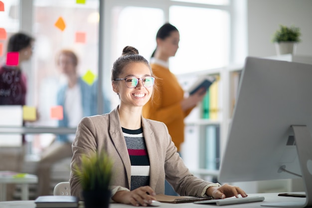 Frau vor Computermonitor