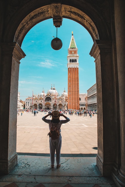 Frau vor Glockenturm von San Marks Square in Venedig Italien Sommerzeit Silhouette