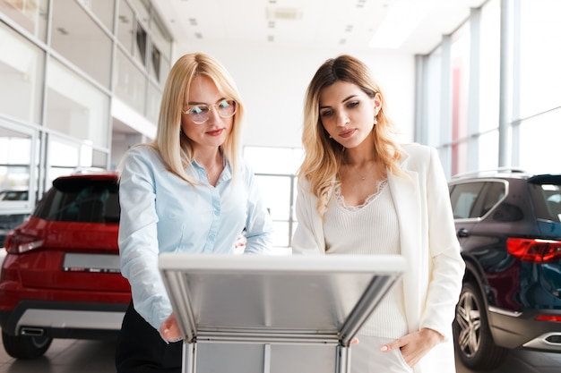 Frau wählt ein neues Auto