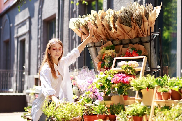 Frau wählt einen Blumenstrauß auf dem Blumenmarkt