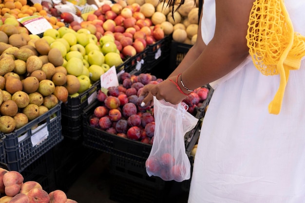 Frau wählt Obst und Gemüse auf dem Bauernmarkt