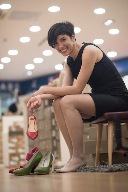 Frau wählt Schuhe im modischen Geschäft
