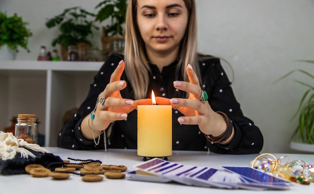 Frau Wahrsagerin Wahrsagerei auf einer Kerze Selektiver Fokus