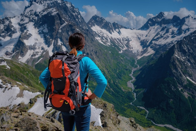 Frau Wanderer auf einem Berggipfel