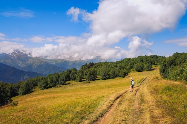 Frau Wanderer bewundern Berge und Wiesen Svaneti Georgia