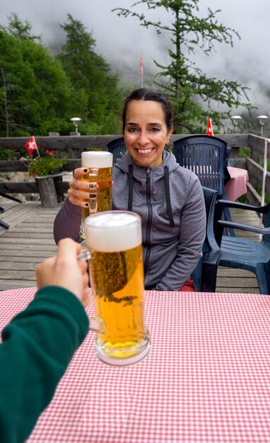 Foto frau wanderer bier