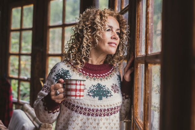 Frau wartet Freunde zu Hause für Weihnachtsfeier