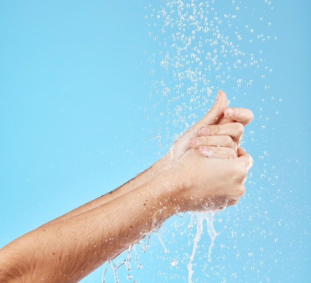 Frau Wasserspritzer oder Händewaschen auf blauem Hintergrund im Studio für Hygiene, Wartung, Bakterien, Sicherheit, Sicherheit oder Pflege Zoom-Modell oder Nassreinigung in der Dusche, Hautpflege, Wellness und Gesundheitswesen