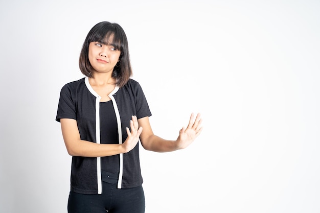 Frau weigert sich mit beiden Handflächen Geste über isoliertem Hintergrund