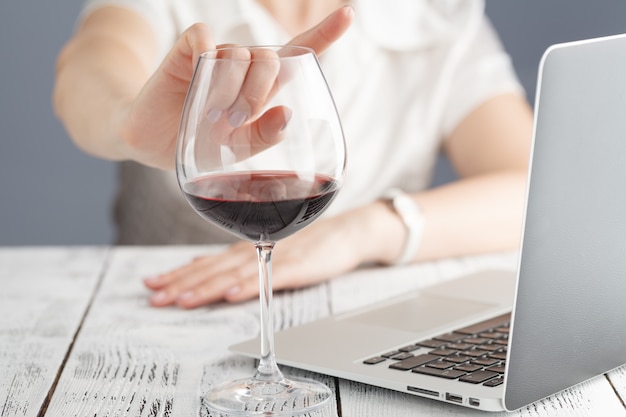 Frau weigert sich, Wein zu trinken