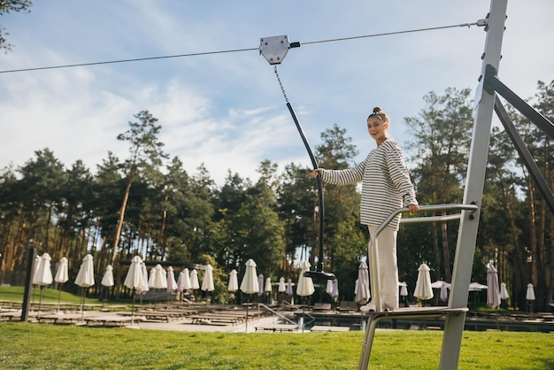 Frau will Bungee im Seilpark gehen