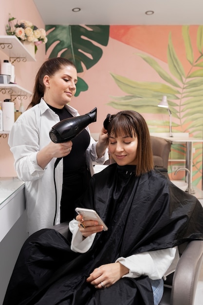 Foto frau wird im friseursalon behandelt