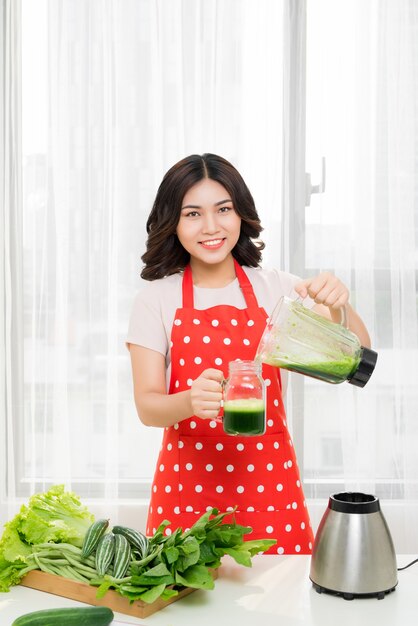 Frau wird zum Frühstück grüner, gesunder Shake