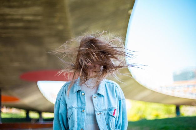 Foto frau wirft haare, während sie im freien steht