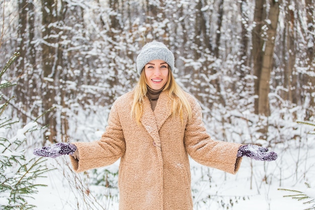 Frau wirft Schnee, Spaß und Winterkonzept auf.