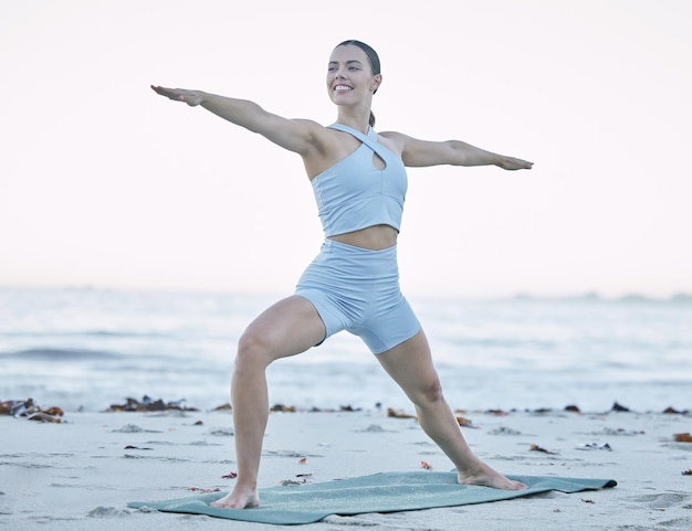 Frau Yoga und Fitness am Strand Meditation und Training auf Sand Balance und glücklich mit gesundem Lebensstil in Bali Junge weibliche Bewegung und Pilates-Training am Meer und in der Natur für Wellness