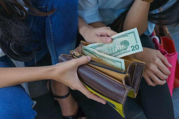 Foto frau zählt geld für den einkauf.