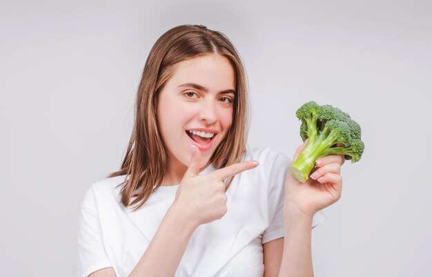 Frau zeigt Brokkoli gesunde Ernährung Gesundheit Leben Rohkostkonzept Womans Hände halten Haufen Brokkoli...