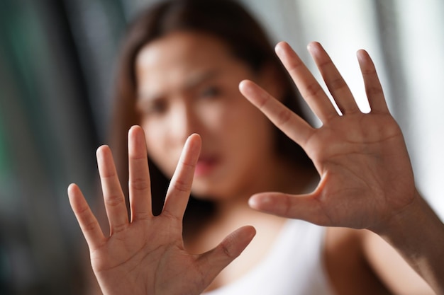 Frau zeigt Handstopp, macht ihr Foto