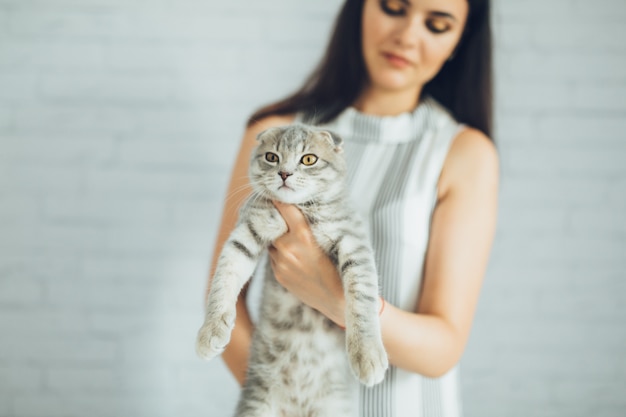 Frau zeigt Katze