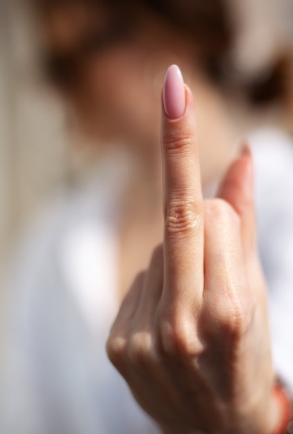 Foto frau zeigt mittelfinger