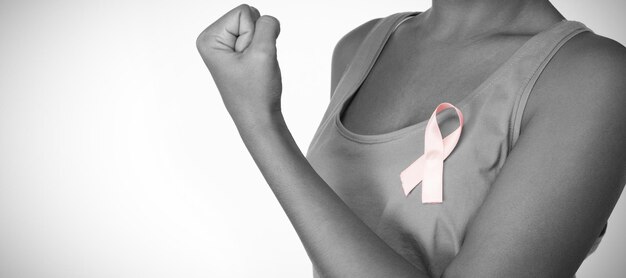 Frau zeigt rosa Schleife für Brustkrebsbewusstsein