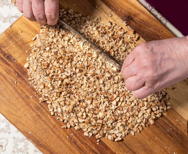 Frau zerkleinert Nüsse zum Backen