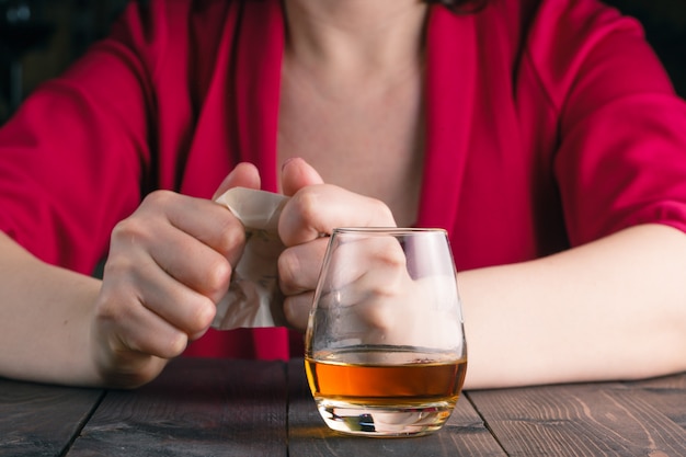 Frau zerquetschen Papiernote und trinken