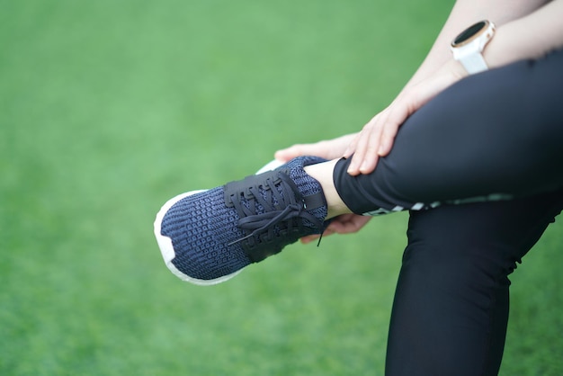 Foto frau zieht laufschuh an