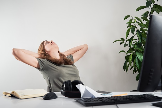 Frau zögern auf Remote-Arbeit zu Hause Arbeitsplatz Online-Arbeit und Home-Office-Problem