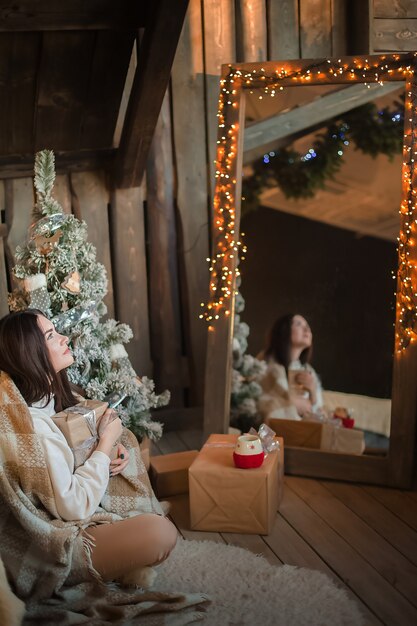 Frau zu Hause für Neujahr oder Weihnachten im Schlafzimmer.