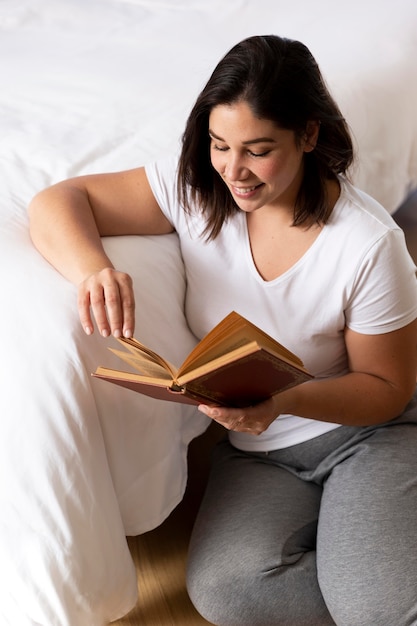 Foto frau zu hause lesen