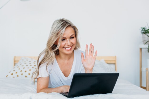 Frau zu Hause mit Laptop