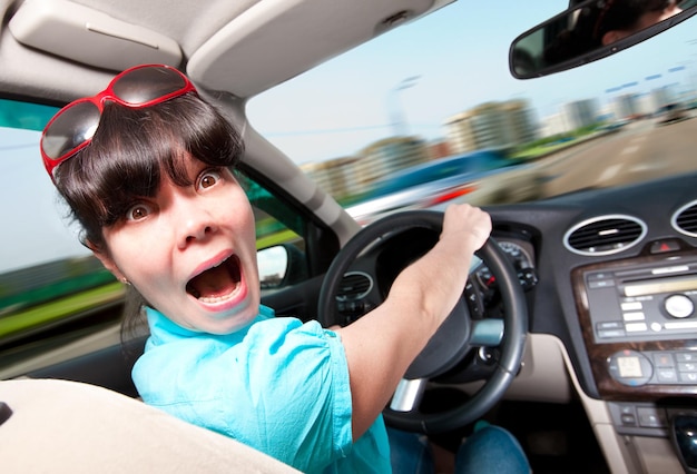 Frauen am Steuer des Autos