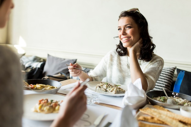 Foto frauen am tisch im restaurant