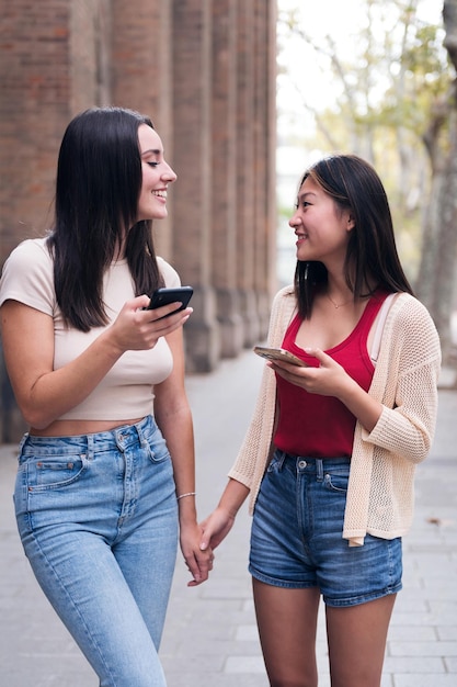 Frauen amüsieren sich mit ihren Handys