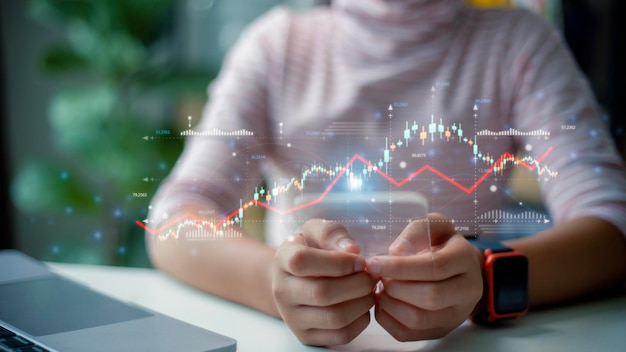 Frauen analysieren Handelsdaten auf dem futuristischen virtuellen Interface-Bildschirm des Smartphones mit einem Börsendiagramm auf dem Bildschirm. Finanzmarkt