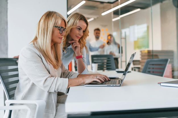 Frauen arbeiten an dem Projekt Gruppe professioneller Geschäftsleute ist im Büro