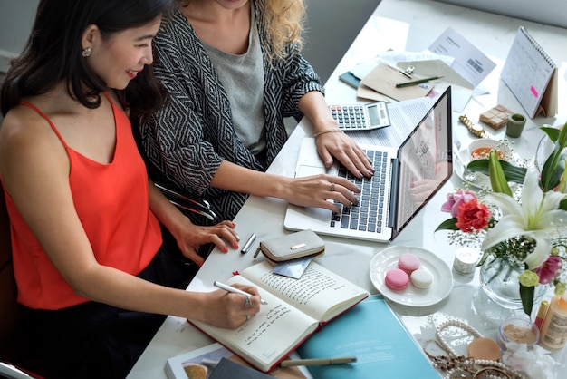 Frauen arbeiten an kleinen Unternehmen