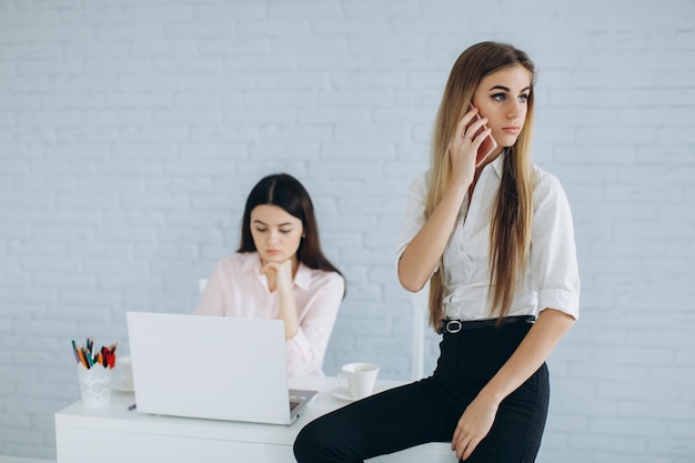 Frauen arbeiten im Büro