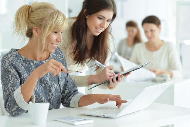 Frauen arbeiten im Büro